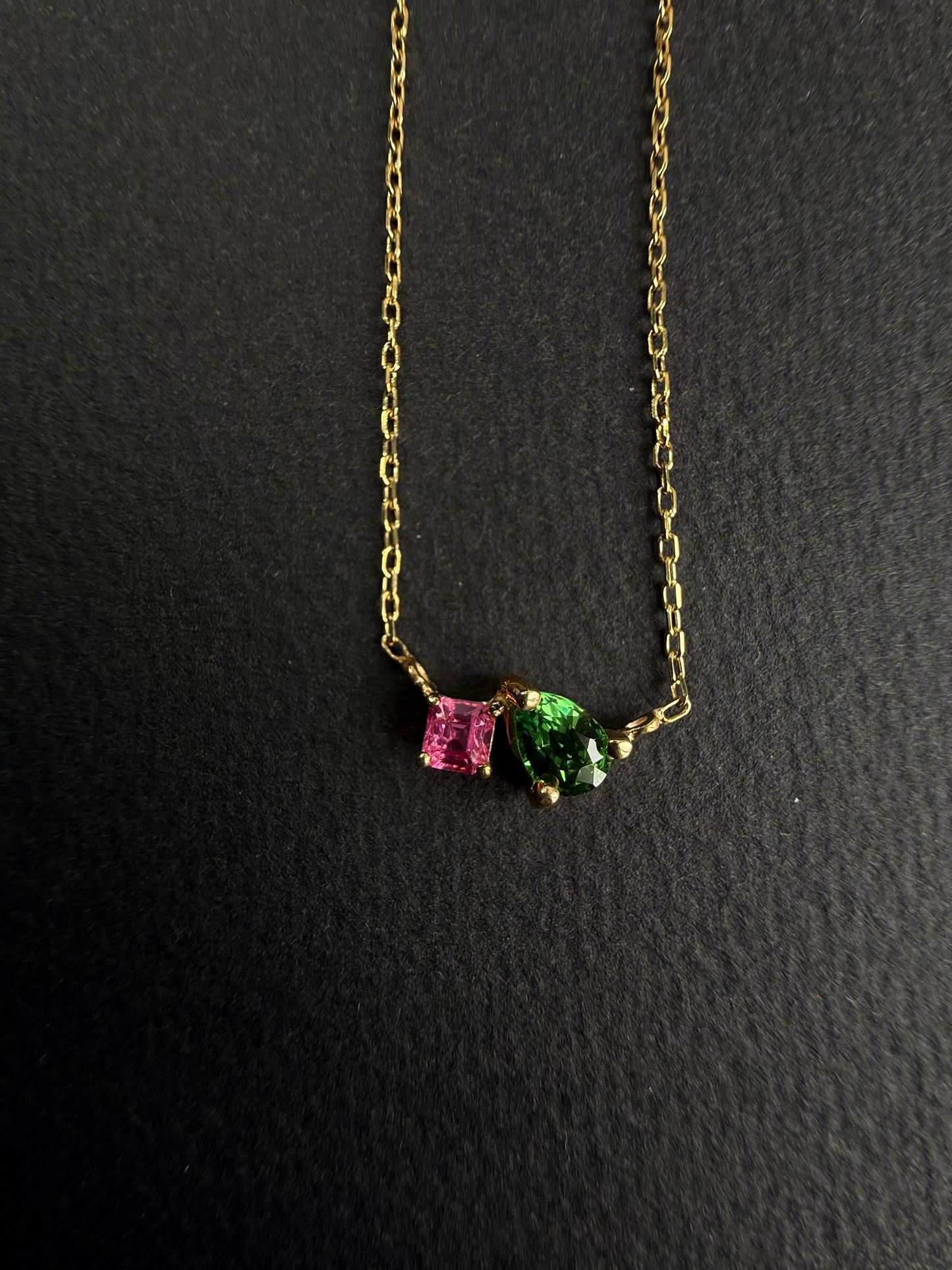 Collier en or rose 9K Spinelle et Tsavorite « toi et moi »