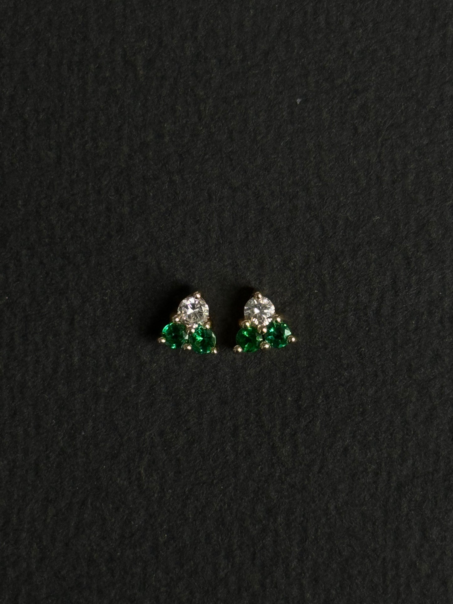 Puces d'oreilles Diamants et Emeraudes Or jaune 14K